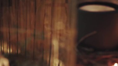 Devin ini. Şenlikli ziyafet masasında şişeler ve yanan mumlar, korkutucu ve korkutucu insan gri kafatası altın çubuklarla kafeste yatıyor, Gotik tarzda büyüleyici karanlık bir video..