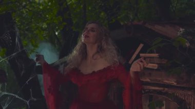 Muhteşem kırmızı tabakta sarı saçlı gizemli mutlu kadın, büyük büyücü gençlik iksiri yarattı, kötü falcı suçlulara zarar verdi, kaynayan sihirli kazanı olan mistik video.