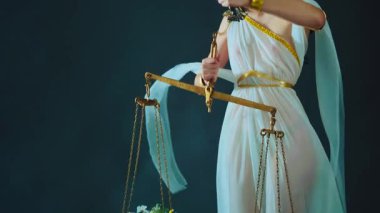 Fantezi sanat portresi kadın. Yunan adalet tanrıçası. Ellerinde terazi, sargı bezi bozuk konseptle kapalı gözleri kör ediyor. Seksi kız. Beyaz altın elbise. Rüzgarda uçuşan kumaş. Stüdyo tamamen duman