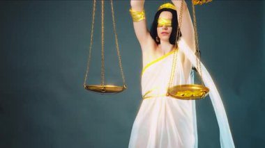 Elden fırlatmak parayı teraziye koyar. Rüşvet yargıcı. Kadın Yunan adalet tanrıçası Themis, sargı bezi bozuk konseptle gözlerini kapatmış. Beyaz altın elbiseli kız rüzgarda uçuyor. Gri stüdyo