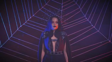 Portre fantezisi gotik vampir kadın karnaval makyajı koyu dudaklar, kırmızı göz gölgeleri yüzüne boyanmış örümcek ağı. Kız siyah kraliçe örümcek. Cadılar Bayramı kostümü konsepti. Gece Odası Kara Dul