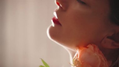 Gölge, koyu renk siluet, yakın plan, portre, seksi kadına dokunuyor, boynu pembe, çiçekli, baştan çıkarıcı iç çamaşırı giyiyor. Siyah dantelli iç çamaşırlı yetişkin bir kız. Güzel yüz, ıslak kırmızı dudaklar..