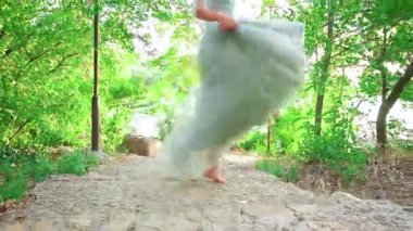 Lüks, akşam, turkuaz şık bir elbise giymiş genç bir kadın, bir tren atar, döner, yüzünde bir gülümsemeyle eğlenir ve parka giden yolu terk eder. Mezuniyet balosundaki neşeli bir mezun imajı..