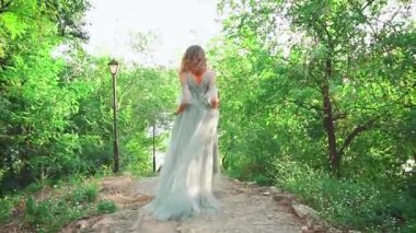 Uzun bir trenle, lüks, görkemli suluboya elbiseli genç bir kadın kraliyet parkında yürüyor. Arkadan çekim yapıyorlardı. Gizemli prenses gider ve etrafa bakar..