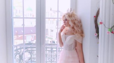 Güzel, genç, sevimli prenses, üzgün, gözlerinde aşk var. Beyaz rönesans odasının içi. Kıvırcık dalgalı saçlar, süslü ortaçağ muhteşem tacı. Uzun, pembe, seksi, lüks bir elbise. Doğal Kozmetik