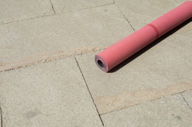 Güneşli bir günde, yaz mevsiminde kentsel caddede kaldırımda yüksek açılı fitness minderi manzarası