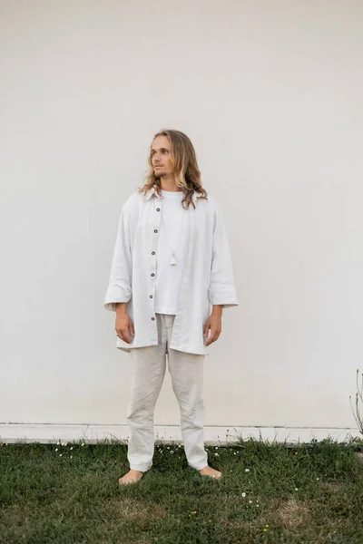 Full Length Young Barefoot Man White Linen Clothes Standing Wall — Stock Photo, Image