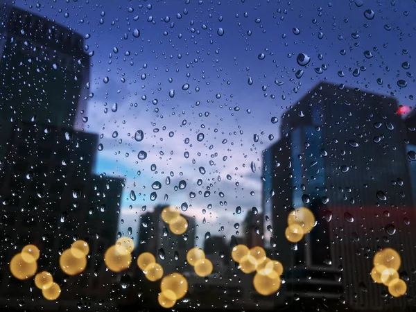 Капли Дождя Стекле Городским Пейзажем Заднем Плане Размыты Город Боке — стоковое фото