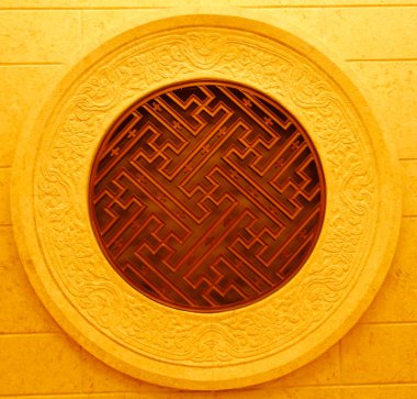 Eski bir Çin penceresi. Karmaşık desenler sergiliyor. Ve eski yerel bilgeliği temsil eden karanlık oval bir süs. Kültürel sanat içeriği için resim.