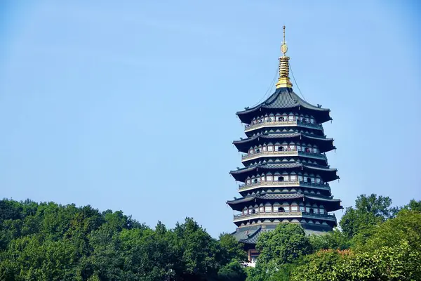 2024年2月27日 リュクスパゴダ 文字通り6ハーモニーパゴダは 浙江省 中国の南部の中国の塔の最も有名な観光客です それはQiantang川に面しているYuelun丘の麓に位置しています — ストック写真