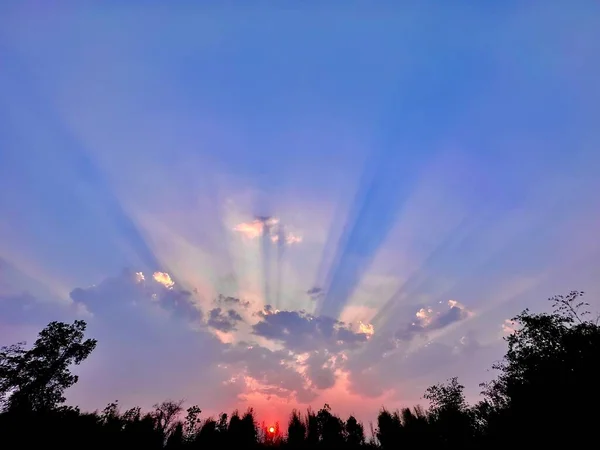 Μια Καταπληκτική Από Την Ακτίνα Φωτισμού Ηλιοβασίλεμα Βράδυ Στην Ύπαιθρο — Φωτογραφία Αρχείου