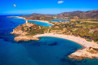 Uçan İHA 'dan Torre di Chia manzarası. Torre di Chia kulesiyle Akropoli di Bithia. Sardunya adasının havadan görünüşü, İtalya, Avrupa. Chia Sahili Panoraması, Sardunya, İtalya. 