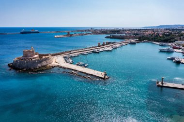 Geyik heykeli olan Mandraki limanı, Heykelin durduğu yer ve Aziz Niklas kalesi. Rodos, Yunanistan. Rodos, Rodos, Yunanistan Heykeli 'nin yerine Hirschkuh heykeli