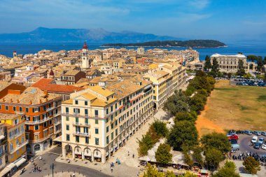 Yunanistan 'ın Korfu adasının başkenti Kerkyra' nın panoramik manzarası. Kerkyra 'nın güneşli yaz günlerinde güzel binalarla hava aracı görüntüsü. Korfu Adası, Yunanistan. 