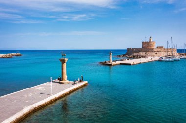 Geyik heykeli olan Mandraki limanı, Heykelin durduğu yer ve Aziz Niklas kalesi. Rodos, Yunanistan. Rodos, Rodos, Yunanistan Heykeli 'nin yerine Hirschkuh heykeli