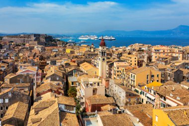 Yunanistan 'ın Korfu adasının başkenti Kerkyra' nın panoramik manzarası. Kerkyra 'nın güneşli yaz günlerinde güzel binalarla hava aracı görüntüsü. Korfu Adası, Yunanistan. 