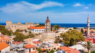 Yunanistan 'ın Rodos adasındaki Rodos' un panoramik manzarası. Önünde deniz limanı olan Rhodes eski kale şehri. Yunanistan 'ın Rodos kentinde seyahat noktaları.