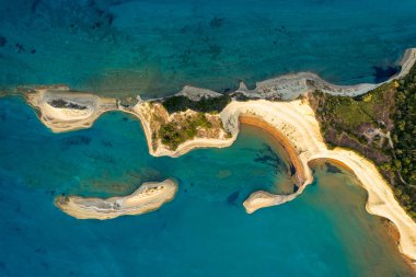 Yunanistan 'ın Korfu adasındaki Cape Drastis' in güzel manzarası. Cape Drastis, toprağın, kayaların ve mavi suların etkileyici oluşumları. Panorama, Korfu, Yunanistan, İyon Adaları..