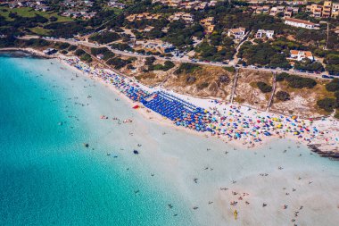 Pelosa Sahili 'nin (Spiaggia Della Pelosa) göz kamaştırıcı hava manzarası. Stintino, Sardinya, İtalya. La Pelosa plajı, Sardinya, İtalya. La Pelosa plajı, muhtemelen İtalya 'nın en güzel plajı.