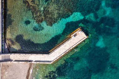 Kayzer Wilhelm 'in köprüsü ve Yunanistan' ın Korfu kentinde bir taş yüzme platformu