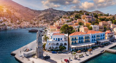 Renkli evler ve küçük teknelerle güzel Yunan adası Symi 'nin (Simi) havadan manzarası. Yunanistan, Suriye adası, Suriye (Rodos yakınlarında), Dodekanese manzarası.