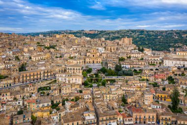 Modica, Sicilya, İtalya 'nın havadan görünüşü. Modica (Ragusa Eyaleti), Barok kasabasının manzarası. Sicilya, İtalya. Yukarıdan antik şehir Modica, Sicilya, İtalya