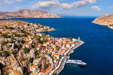Renkli evler ve küçük teknelerle güzel Yunan adası Symi 'nin (Simi) havadan manzarası. Yunanistan, Suriye adası, Suriye (Rodos yakınlarında), Dodekanese manzarası.