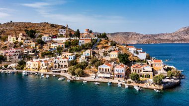 Renkli evler ve küçük teknelerle güzel Yunan adası Symi 'nin (Simi) havadan manzarası. Yunanistan, Suriye adası, Suriye (Rodos yakınlarında), Dodekanese manzarası.
