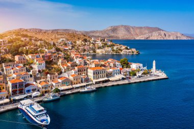 Renkli evler ve küçük teknelerle güzel Yunan adası Symi 'nin (Simi) havadan manzarası. Yunanistan, Suriye adası, Suriye (Rodos yakınlarında), Dodekanese manzarası.