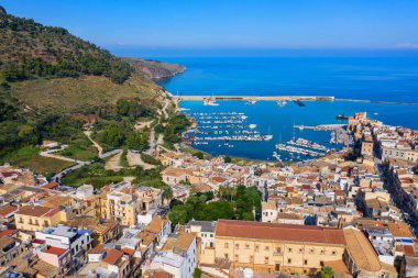 Akdeniz, Trapany, Sicilya, İtalya 'da Castellammare del Golfo kasabası (Castellammare Körfezi). Sicilya 'nın Trapani iline bağlı Castellammare del Golfo kasabası..