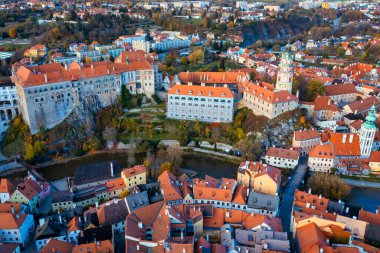 Çek Cumhuriyeti 'nin ortaçağ şatosuna bakan Vltava nehir kıyısındaki Cesky Krumlov kasabasının tarihi manzarası. Eski Cesky Krumlov kasabasının manzarası, Güney Bohemya, Çek Cumhuriyeti.