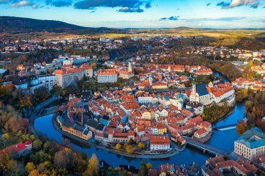 Çek Cumhuriyeti 'nin ortaçağ şatosuna bakan Vltava nehir kıyısındaki Cesky Krumlov kasabasının tarihi manzarası. Eski Cesky Krumlov kasabasının manzarası, Güney Bohemya, Çek Cumhuriyeti.