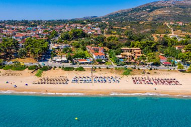 Skala Beach manzarası yukarıdan, Cephalonia, Yunanistan. Yunanistan 'ın Kefalonia adasındaki Skala' nın ünlü plajı. Beethe Skala plajı, Kefalonia adası, İyon denizi, Yunanistan. 