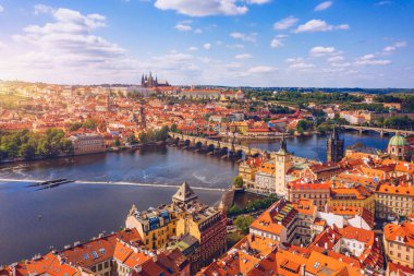 Prag ilkbahar manzaralı Prag Eski Şehir İskele mimarisi Charles Köprüsü Prag, Çek Cumhuriyeti 'ndeki Vltava nehri üzerinde. Prag 'ın eski bir kasabası. Arka planda Kale, Çek Cumhuriyeti..