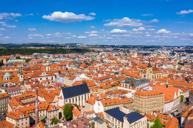 Prag güzel panoramik güneşli hava aracı Prag Eski Şehir Meydanı üzerinde Tyn ve Prag Astronomik Saat Kulesi 'nden önce Our Lady Kilisesi ile. Prag, Çek Cumhuriyeti 'nin kırmızı çatıları üzerinde İHA uçuşu.