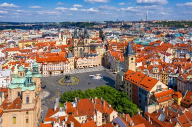 Prag güzel panoramik güneşli hava aracı Prag Eski Şehir Meydanı üzerinde Tyn ve Prag Astronomik Saat Kulesi 'nden önce Our Lady Kilisesi ile. Prag, Çek Cumhuriyeti 'nin kırmızı çatıları üzerinde İHA uçuşu.