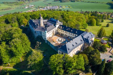 Ortaçağ kalesi Zbiroh 'un en iyi manzarası. Çek Cumhuriyeti. Rokycany Bölgesi, Pilsen Bölgesi, Çek Cumhuriyeti 'nde ortaçağ Zbiroh Şatosu' nun heybetli manzarası.