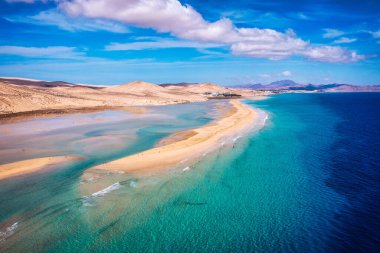 Jandia Yarımadası, Risco del Paso, Playas de Sotavento ve Laguna de Sotavento, Fuerteventura, Kanarya Adaları, İspanya, Atlantik, Avrupa. Uçurtma okyanusta uçuyor, Sotavento plajı, Fuerteventura