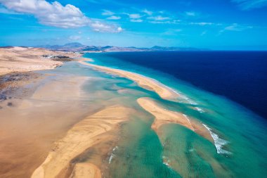 Jandia Yarımadası, Risco del Paso, Playas de Sotavento ve Laguna de Sotavento, Fuerteventura, Kanarya Adaları, İspanya, Atlantik, Avrupa. Uçurtma okyanusta uçuyor, Sotavento plajı, Fuerteventura