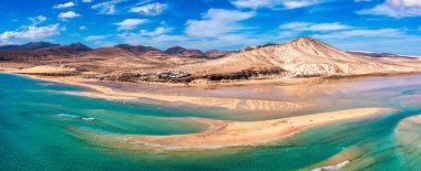Jandia Yarımadası, Risco del Paso, Playas de Sotavento ve Laguna de Sotavento, Fuerteventura, Kanarya Adaları, İspanya, Atlantik, Avrupa. Uçurtma okyanusta uçuyor, Sotavento plajı, Fuerteventura