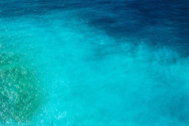 İkonik turkuaz ve safir körfez ve Myrtos, Kefalonia (Cephalonia) adasının hava aracı görüntüsü, İyonya, Yunanistan. Myrtos Sahili, Kefalonia Adası, Yunanistan. Myrtos plajının güzel manzarası.