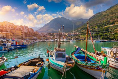 Sicilya limanı, İtalya 'da Sicilya, Trapani' de Castellammare del Golfo köyünde balıkçı tekneleri. Akdeniz, Trapany, Sicilya, İtalya 'da Castellammare del Golfo kasabası (Castellammare Körfezi). 