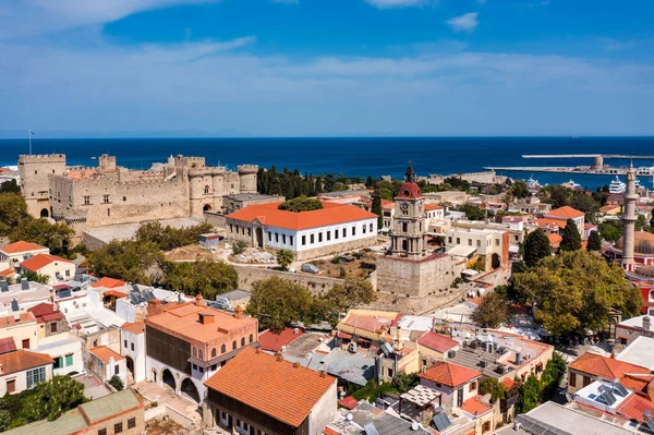 Yunanistan 'ın Rodos adasındaki Rodos' un panoramik manzarası. Önünde deniz limanı olan Rhodes eski kale şehri. Yunanistan 'ın Rodos kentinde seyahat noktaları.