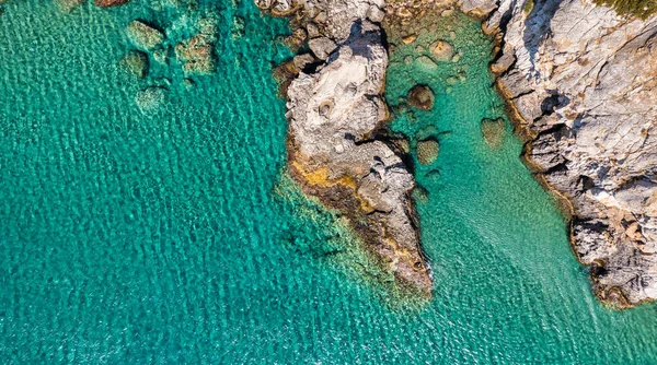 Légi Felvétel Gránit Sziklás Tengerpart Felett Mediterrán Kristálytiszta Kék Tengervíz — Stock Fotó