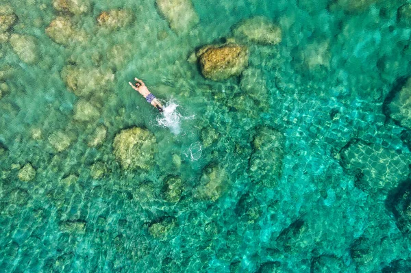 Вид Воздуха Молодую Пару Плавающую Маской Над Коралловым Рифом Достигающую — стоковое фото
