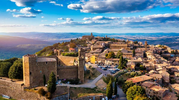 Kilátás Montalcino Város Toszkána Olaszország Város Egy Olyan Tölgyfáról Kapta — Stock Fotó