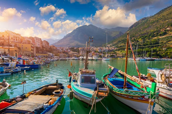 西西里港口 在意大利Trapani的Casily的Castellammare Del Golfo村配备了渔船 Castellammare Del Golfo Town Gulf Castellammare — 图库照片