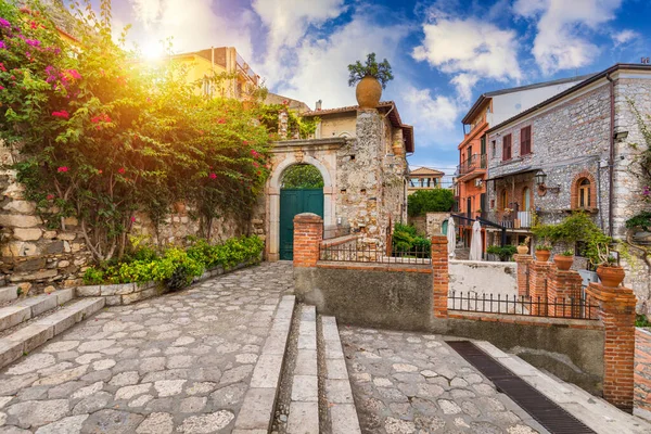 Hermoso Casco Antiguo Taormina Con Pequeñas Calles Flores Arquitectura Con —  Fotos de Stock