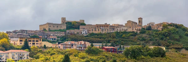 市の空中ビューモンタルバノエリコナ イタリア シチリア島 メッシーナ州 中世の町モンタルバノエリコナの空中ビューフェデリコ2世 イタリア シチリア島の城と — ストック写真