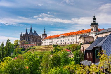 Kutna Hora, Çek Cumhuriyeti 'nin UNESCO dünya mirası olan Saint Barbara Kilisesi ile birlikte görülüyor. Kutna Hora 'nın tarihi merkezi, Çek Cumhuriyeti, Avrupa. 